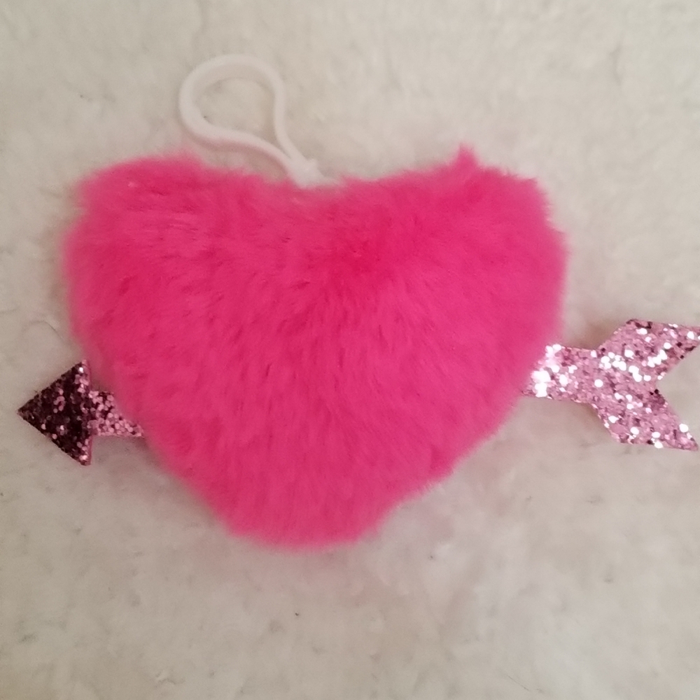 2 pcs POM POM Fuzzy Heart Keychains - Picture 6 of 12